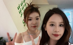 女子双腿跨坐男友裆部磨蹭